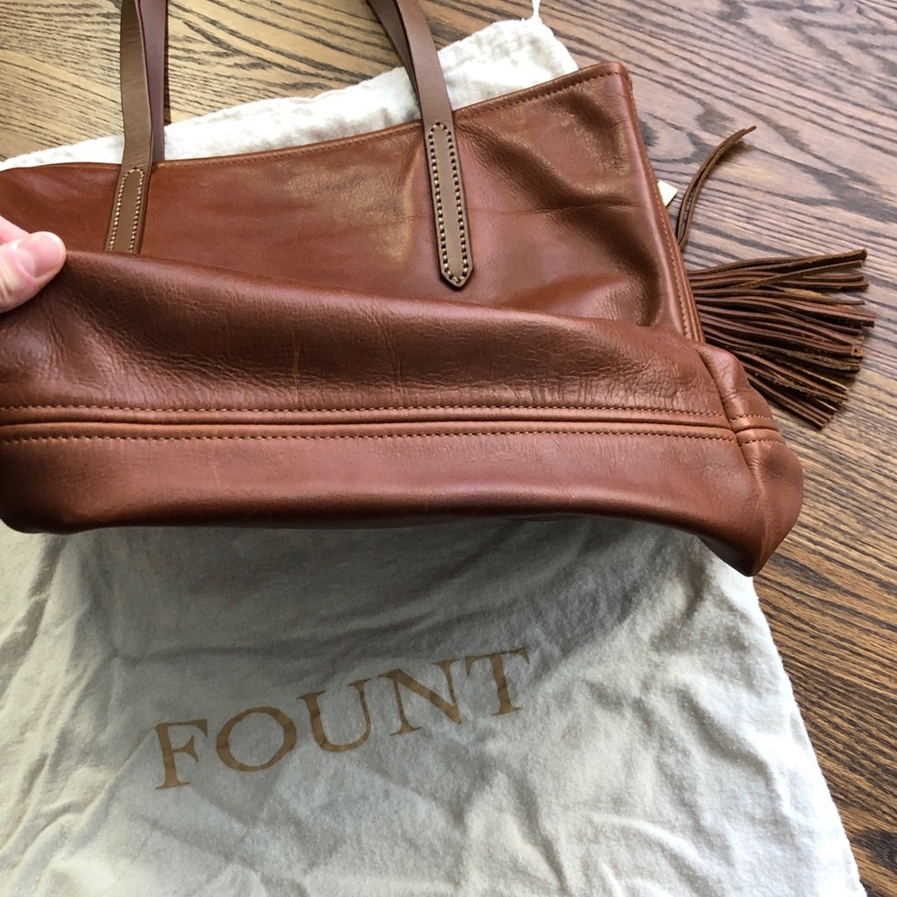 Fount leather grand bellfield tote like new hazelnut comes with tassel keychain - Picture 6 of 8